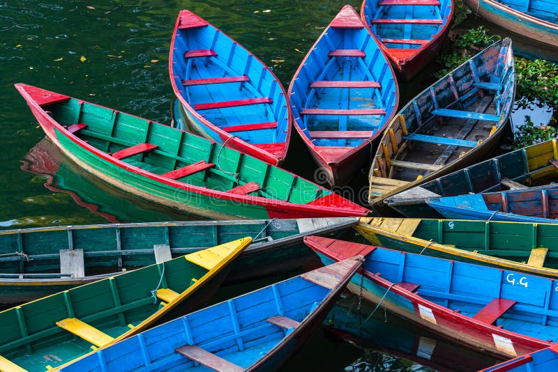 Лодки на pokhara phewa озера В непале стоковое изображение