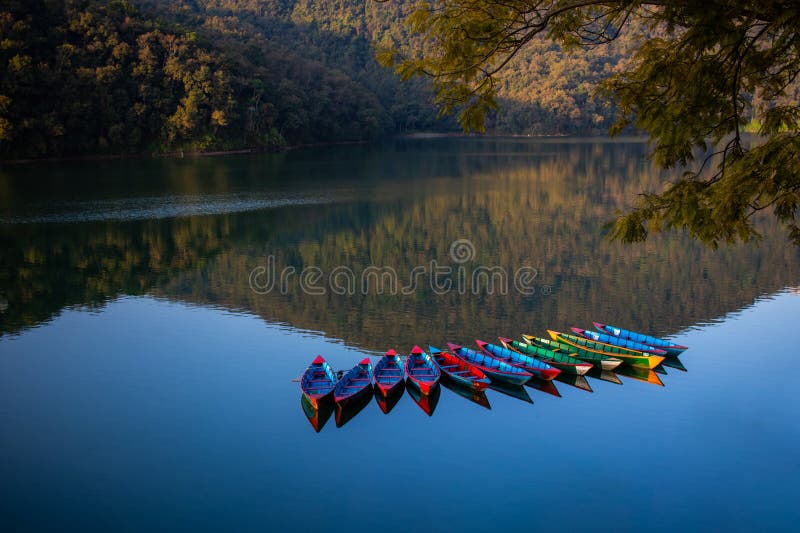 Лодки на pokhara озера phewa стоковая фотография rf