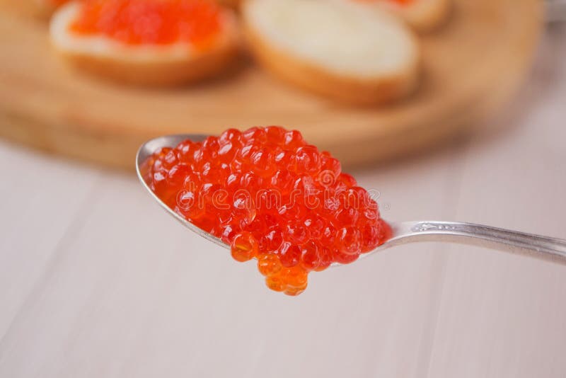 Ложка с красной икрой. Взорвать икры лосося. Вкусная и здоровая еда. Деликатес. Делать сэндвичи стоковое фото