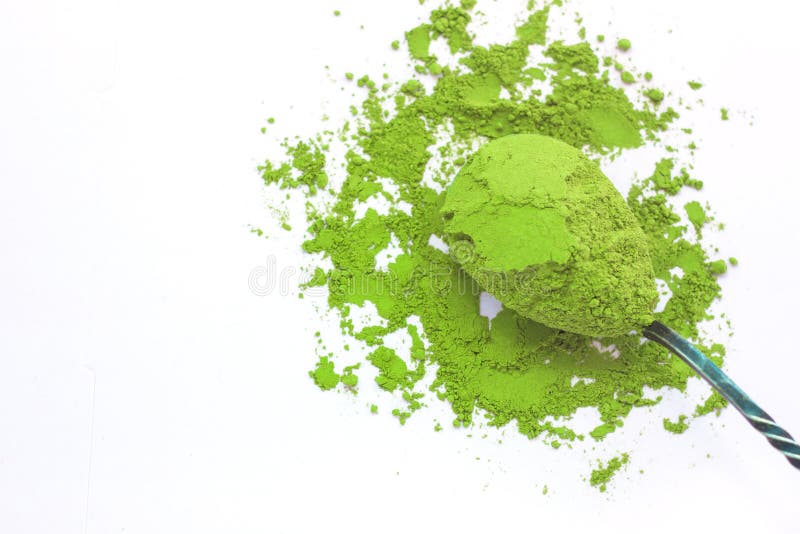 Ложка с напудренным чаем matcha зеленым, изолированным на белой предпосылке, космос экземпляра, взгляд сверху стоковое изображение Ложка с напудренным чаем matcha зеленым, изолированным на белой предпосылке, космос экземпляра, взгляд сверху стоковое изображение