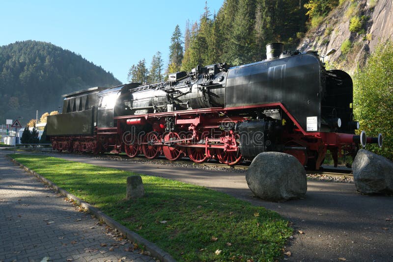 Локомотив пара зарезервированный на железнодорожном вокзале Triberg железной дороги черного леса в утре стоковое изображение rf Локомотив пара зарезервированный на железнодорожном вокзале Triberg железной дороги черного леса в утре стоковое изображение rf