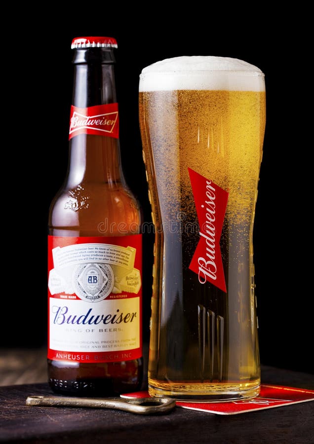 ЛОНДОН, ВЕЛИКОБРИТАНИЯ - 27-ОЕ АПРЕЛЯ 2018: Стеклянная бутылка пива Budweiser на w стоковое изображение rf ЛОНДОН, ВЕЛИКОБРИТАНИЯ - 27-ОЕ АПРЕЛЯ 2018: Стеклянная бутылка пива Budweiser на w стоковое изображение rf