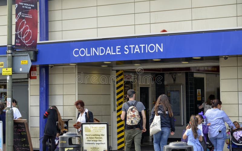 Лондон, Великобритания, 14-ое июня 2018 Вход к станции метро Colindale стоковые изображения rf Лондон, Великобритания, 14-ое июня 2018 Вход к станции метро Colindale стоковые изображения rf