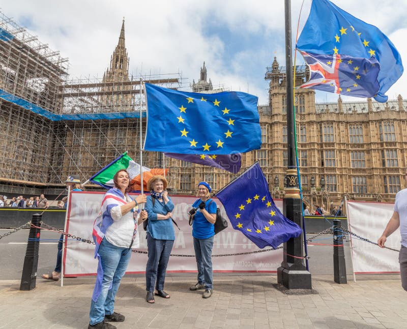 Лондон/Великобритания - 26-ое июня 2019 - протестующие Про-ЕС анти--Brexit держа флаги Европейского союза вне парламента в Вестми стоковые фотографии rf Лондон/Великобритания - 26-ое июня 2019 - протестующие Про-ЕС анти--Brexit держа флаги Европейского союза вне парламента в Вестми стоковые фотографии rf