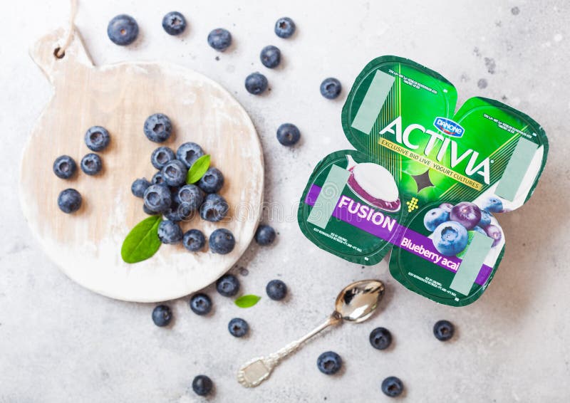 ЛОНДОН, ВЕЛИКОБРИТАНИЯ - 26-ОЕ СЕНТЯБРЯ 2018: Югурт Activia с голубиками Danone с свежими ягодами и ложкой стоковые изображения ЛОНДОН, ВЕЛИКОБРИТАНИЯ - 26-ОЕ СЕНТЯБРЯ 2018: Югурт Activia с голубиками Danone с свежими ягодами и ложкой стоковые изображения