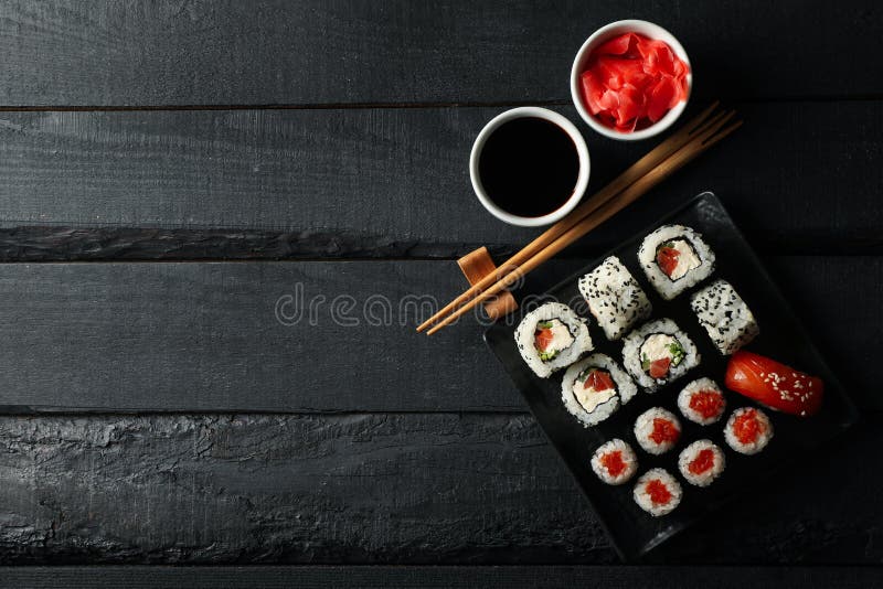 Лоток с вкусными рулетами суши на представлении сверху фона. Японская кухня стоковые фото