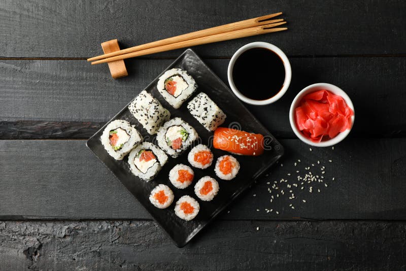 Лоток с вкусными рулетами суши на представлении сверху фона. Японская кухня стоковая фотография rf