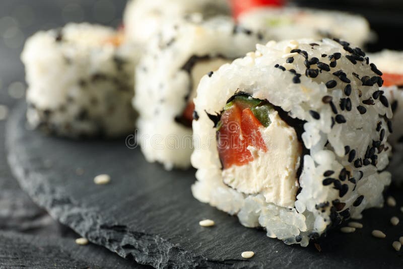 Лоток с вкусными рулетами суши. Японская кухня стоковые изображения rf