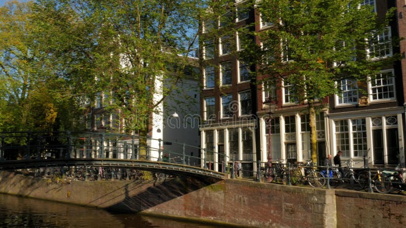 Лоток через footbridge над Brouwersgracht