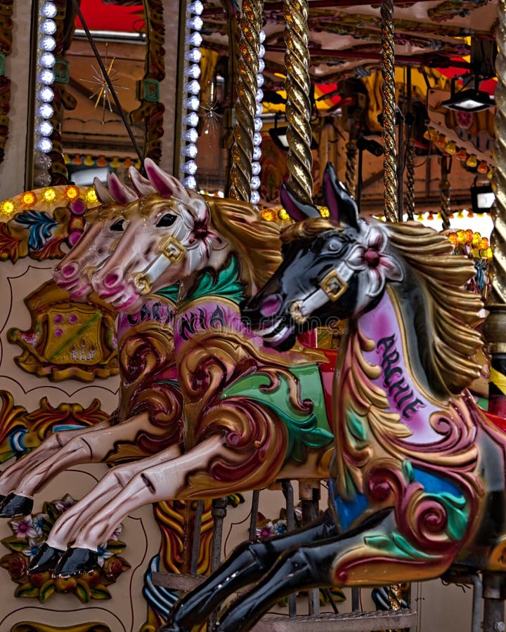 Лошади сумасшедшие красочные Carousel стоковые фотографии rf Лошади сумасшедшие красочные Carousel стоковые фотографии rf