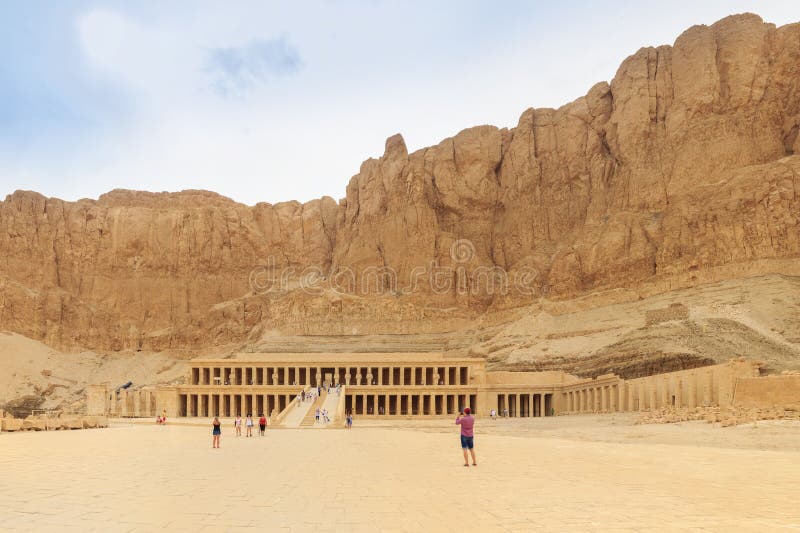 ЛУКСОР, ЕГИПЕТ, 20-ОЕ АПРЕЛЯ 2014: Висок покойницкой ферзя Hatshepsut на западном банке Нила стоковые фотографии rf ЛУКСОР, ЕГИПЕТ, 20-ОЕ АПРЕЛЯ 2014: Висок покойницкой ферзя Hatshepsut на западном банке Нила стоковые фотографии rf