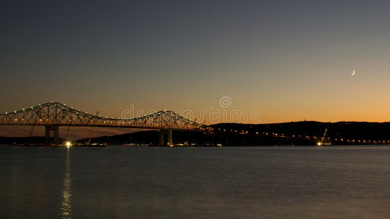 Луна над мостом Tappan Zee стоковая фотография Луна над мостом Tappan Zee стоковая фотография