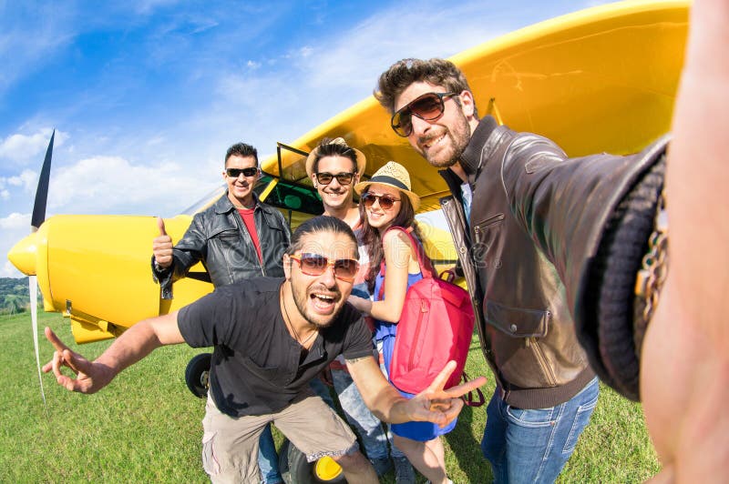 Лучшие други принимая selfie на aeroclub с ультра светлым самолетом стоковая фотография rf
