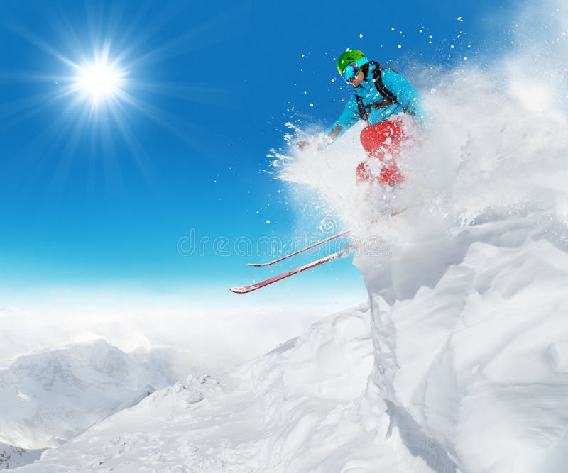 Download Лыжник Freeride скача от утеса Стоковое Изображение - изображение насчитывающей ванта, гора: 81801357