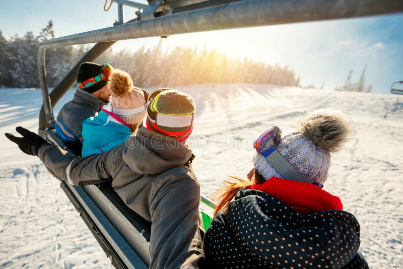 Лыжники и snowboarders на подъеме лыжи в гору на зиме va стоковое фото Лыжники и snowboarders на подъеме лыжи в гору на зиме va стоковое фото