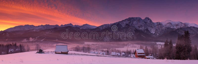 Лыжный курорт Zakopane взгляда самое большее известный польский от вершины Gubalowka, на фоне Снег-покрытых пиков высокого Tatras стоковое изображение rf