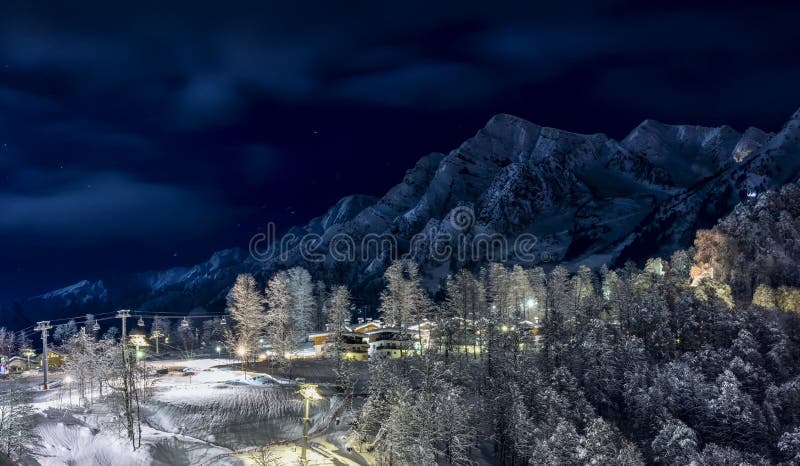 Лыжный курорт в Krasnaya Polyana СОЧИ стоковые фотографии rf Лыжный курорт в Krasnaya Polyana СОЧИ стоковые фотографии rf