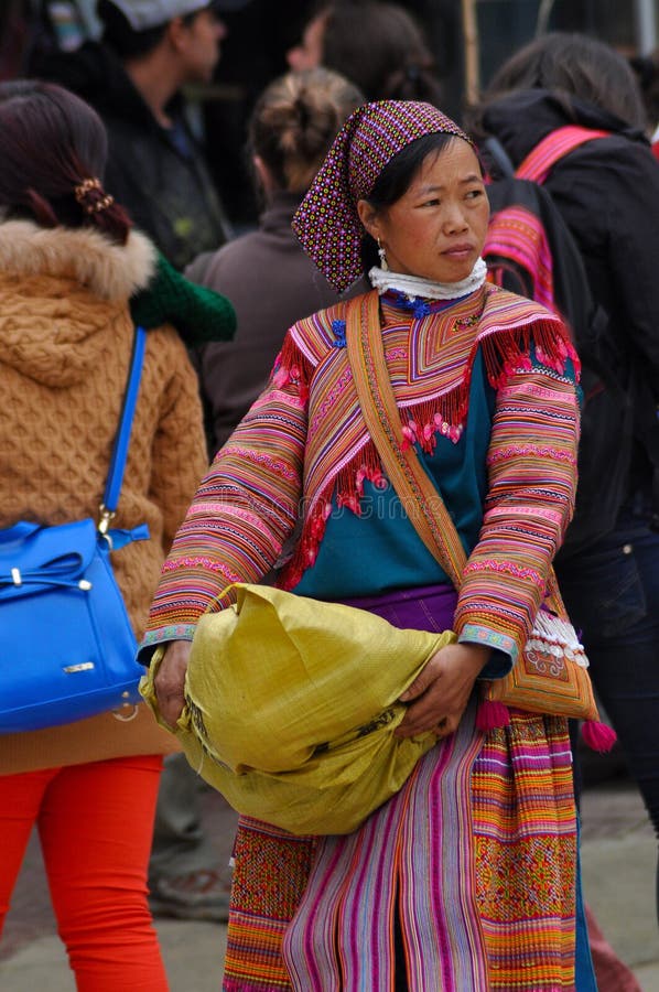 Люди меньшинства Hmong в традиционном платье PA Sa, северное Viet стоковые фотографии rf Люди меньшинства Hmong в традиционном платье PA Sa, северное Viet стоковые фотографии rf