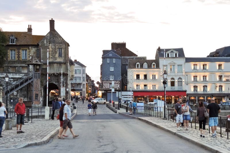 Люди на улице в порте городка Honfleur, Франции стоковое фото Люди на улице в порте городка Honfleur, Франции стоковое фото
