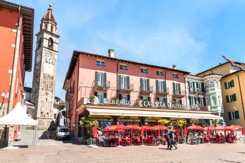 Люди наслаждаясь рестораном улицы на известной прогулке озера на Ascona, Швейцарии стоковая фотография rf