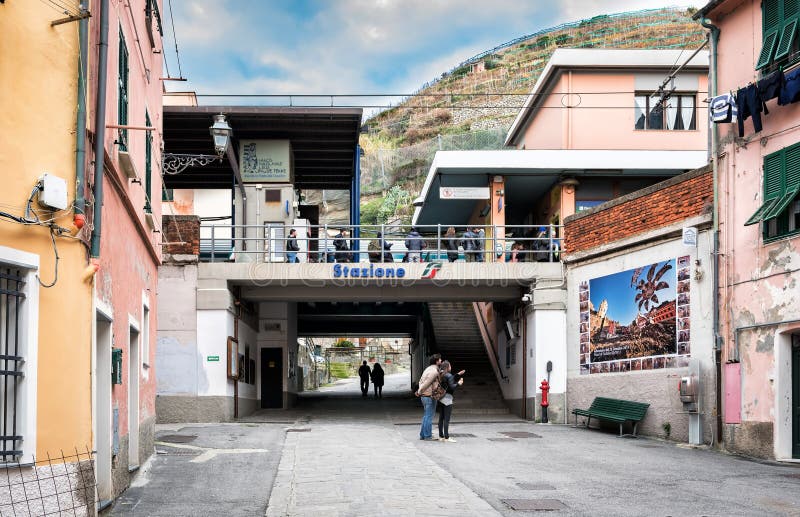 Люди остаются около малого вокзала на городке Vernazza, национальном парке Cinque Terre, Италии стоковая фотография rf Люди остаются около малого вокзала на городке Vernazza, национальном парке Cinque Terre, Италии стоковая фотография rf