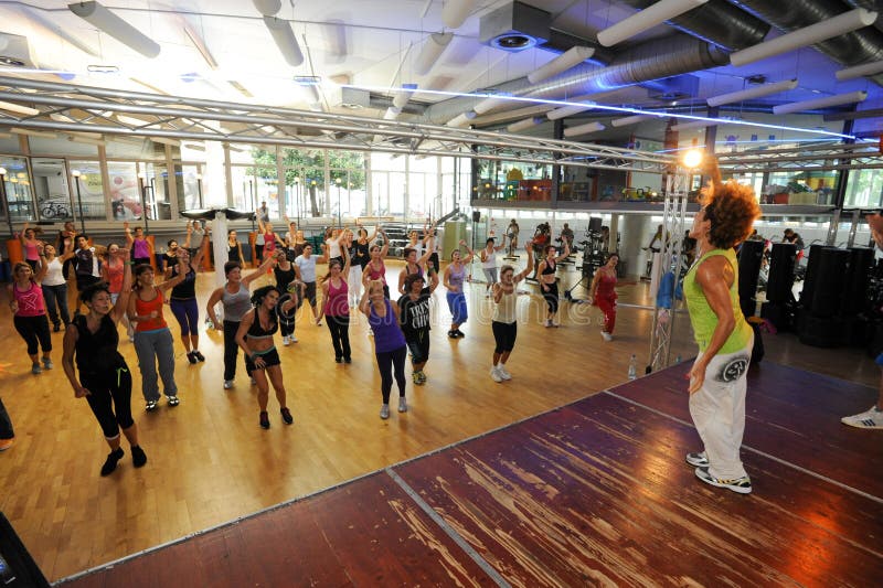 Люди танцуя во время фитнеса тренировки Zumba на спортзале стоковые фото Люди танцуя во время фитнеса тренировки Zumba на спортзале стоковые фото
