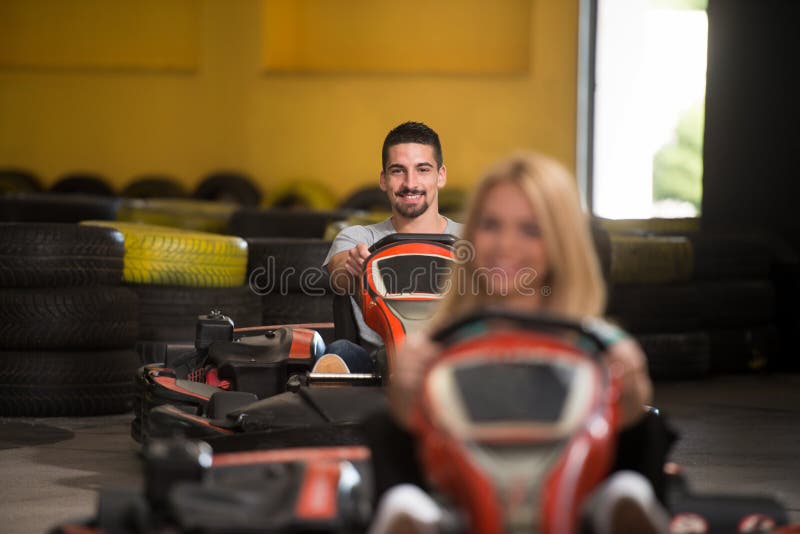Люди управляют идут-Kart с скоростью в Karting стоковые изображения Люди управляют идут-Kart с скоростью в Karting стоковые изображения