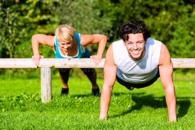 Люди фитнеса делая pushups для спорта стоковые изображения Люди фитнеса делая pushups для спорта стоковые изображения