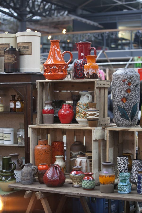 Люди ходят по магазинам на старом рынке Spitalfields в Лондоне Рынок существовал здесь на по крайней мере 350 лет стоковые изображения Люди ходят по магазинам на старом рынке Spitalfields в Лондоне Рынок существовал здесь на по крайней мере 350 лет стоковые изображения