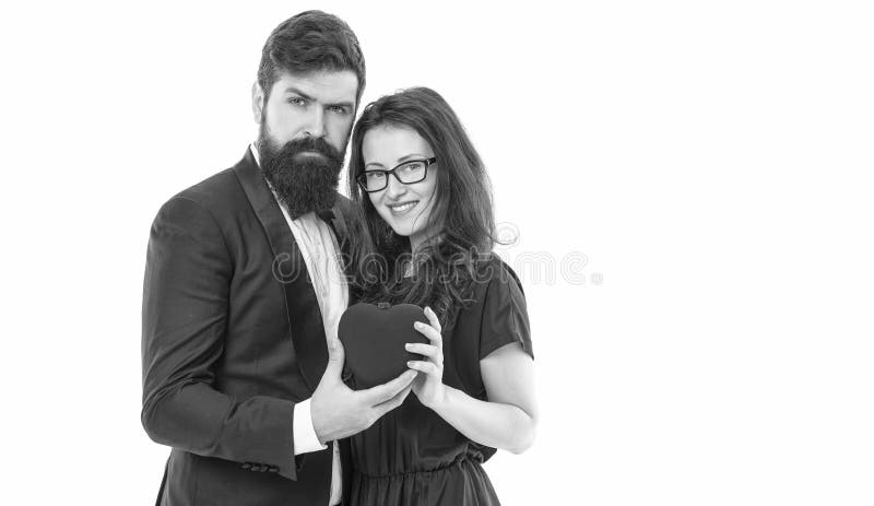 любовь и романтика. романтическое свидание мужчины и женщины. счастливый день валентина. смокинг мужчина борода и девушка в очках. стоковая фотография rf