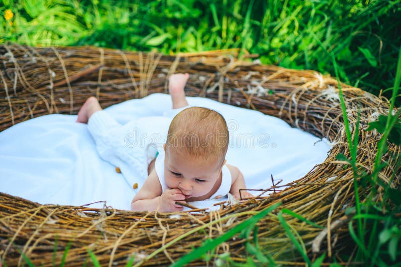 любознательное I Newborn ребёнок или мальчик внимательность младенца newborn Здравоохранение для здорового ребенка Любопытная Гос стоковое фото любознательное I Newborn ребёнок или мальчик внимательность младенца newborn Здравоохранение для здорового ребенка Любопытная Гос стоковое фото