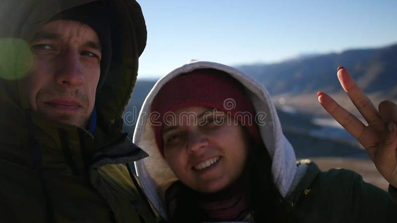 Любящая пара делает selfie na górze горы, с жестом победы на пальцах Замедленное движение, 1920x1080