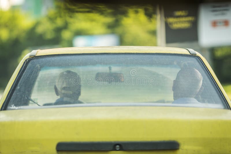 2 люд в старом желтом немецком такси автомобиля стоковые фото 2 люд в старом желтом немецком такси автомобиля стоковые фото