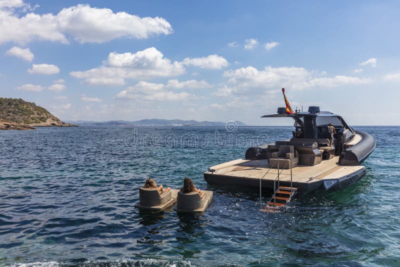 Люди внутри ослабляют на theinflatable моторной лодке в Форментере, Испании стоковые изображения Люди внутри ослабляют на theinflatable моторной лодке в Форментере, Испании стоковые изображения