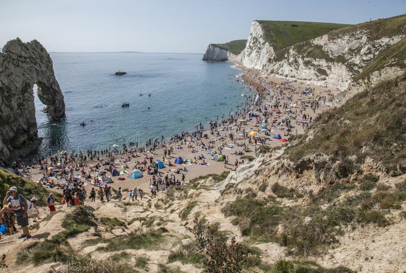 Люди загорая и имея потеха - дверь Durdle, Дорсет, Англия стоковое фото Люди загорая и имея потеха - дверь Durdle, Дорсет, Англия стоковое фото