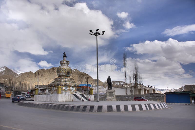 Люди идя около дороги Skara с движением около карусели Kalachakra Stupa на деревне Leh Ladakh в Джамму и Кашмир, Индии стоковые фото Люди идя около дороги Skara с движением около карусели Kalachakra Stupa на деревне Leh Ladakh в Джамму и Кашмир, Индии стоковые фото