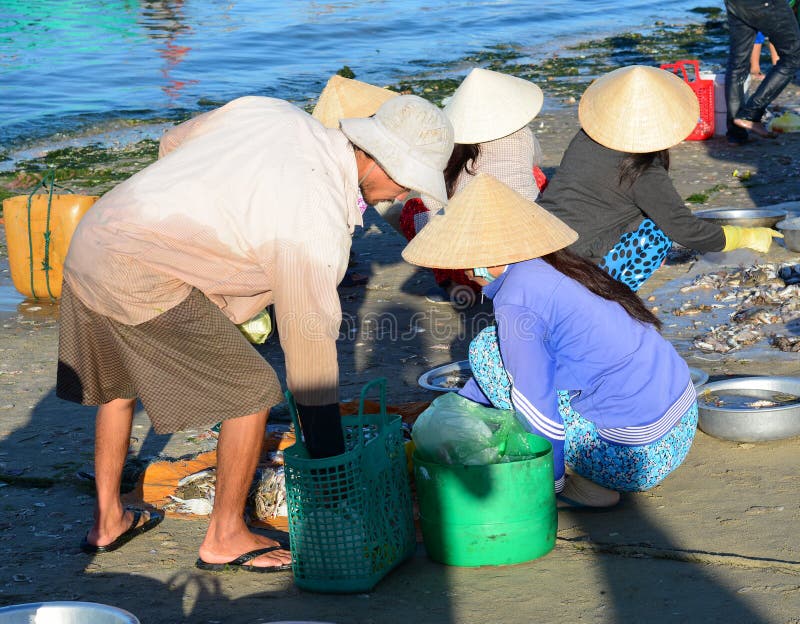 Люди на рыбном базаре в Phan Thiet, Вьетнаме стоковые изображения rf Люди на рыбном базаре в Phan Thiet, Вьетнаме стоковые изображения rf
