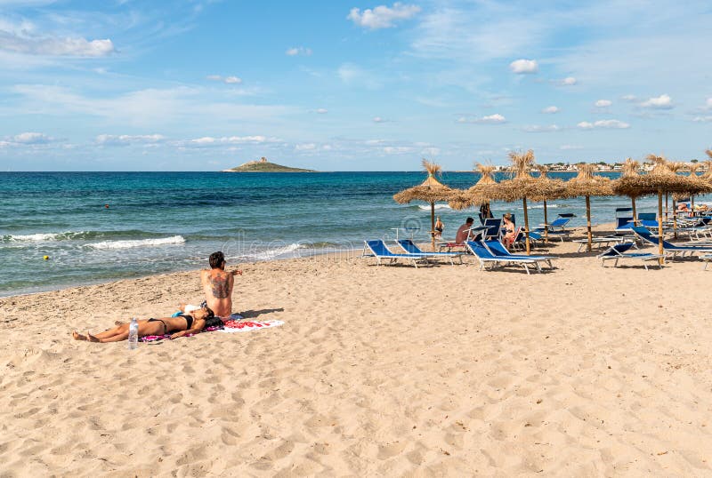 Люди, наслаждающиеся пляжем Isola delle Femmine и медитерранским морем в отпуске, Сицилия стоковые фото