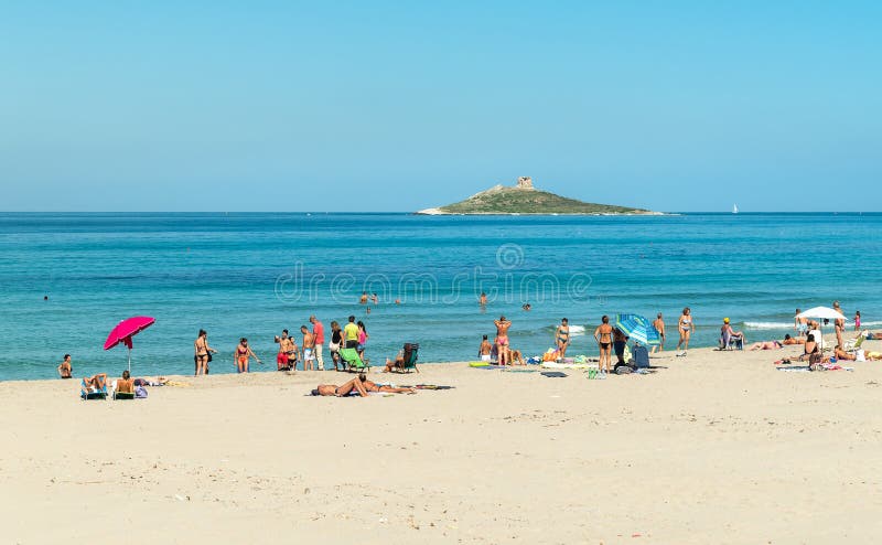 Люди, наслаждающиеся пляжем Isola delle Femmine и медитерранским морем в отпуске, Сицилия стоковые изображения