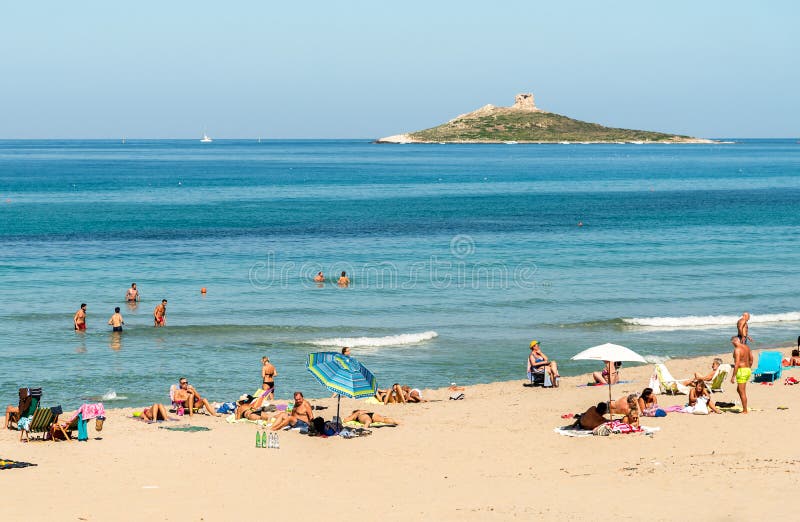 Люди, наслаждающиеся пляжем Isola delle Femmine и медитерранским морем в отпуске, Сицилия стоковое изображение
