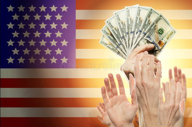 Люди поднимая руки с долларами и американский флаг на предпосылке Патриотическая концепция стоковые фото Люди поднимая руки с долларами и американский флаг на предпосылке Патриотическая концепция стоковые фото
