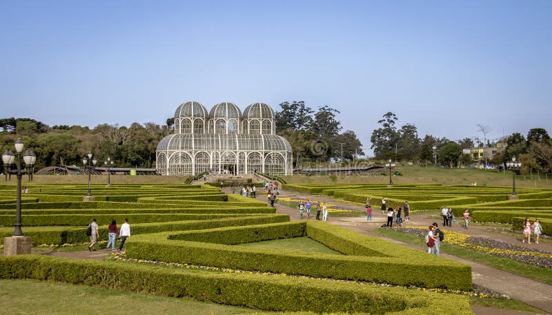 Люди посещая парник сада Curitiba ботанического - Curitiba, Parana, Бразилии стоковое изображение rf Люди посещая парник сада Curitiba ботанического - Curitiba, Parana, Бразилии стоковое изображение rf