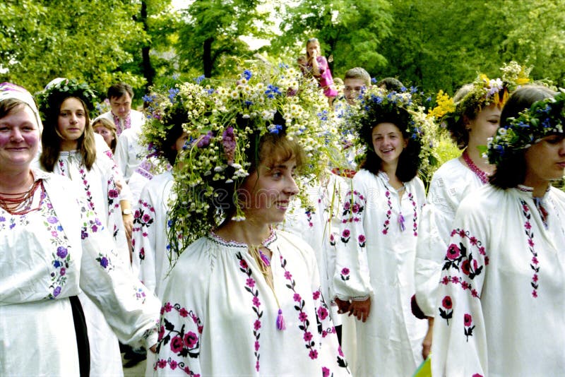 Люди празднуют праздник Ivana Kupala на естественной природе стоковое изображение Люди празднуют праздник Ivana Kupala на естественной природе стоковое изображение