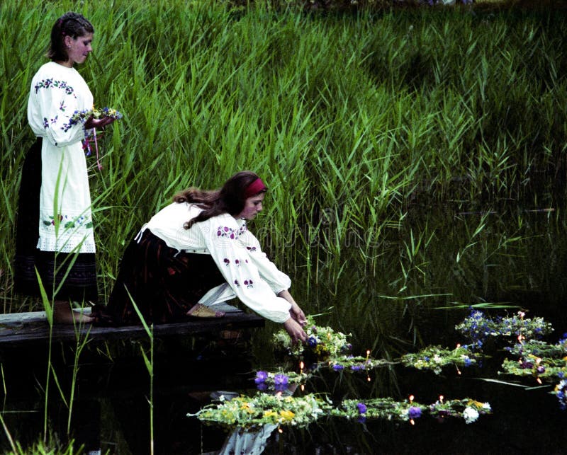 Люди празднуют праздник Ivana Kupala на естественной природе стоковые изображения Люди празднуют праздник Ivana Kupala на естественной природе стоковые изображения