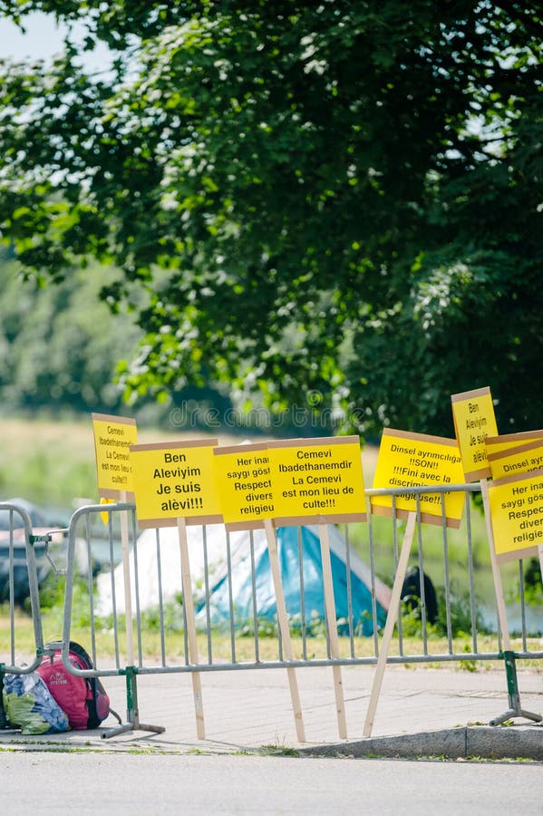 Люди протестуя на ECHR Европейского суда по правам человека во время стоковое фото rf Люди протестуя на ECHR Европейского суда по правам человека во время стоковое фото rf