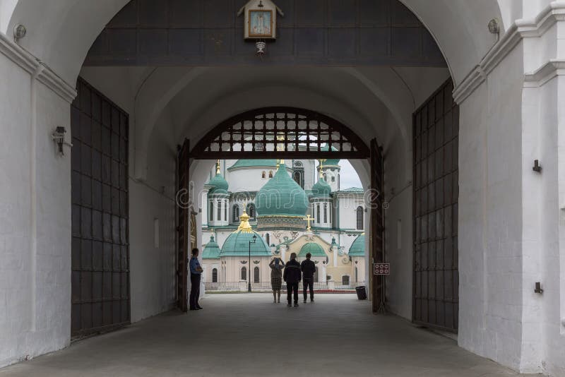 люди фотографируют красивый христианский храм. религии и вероисповедания стоковые изображения