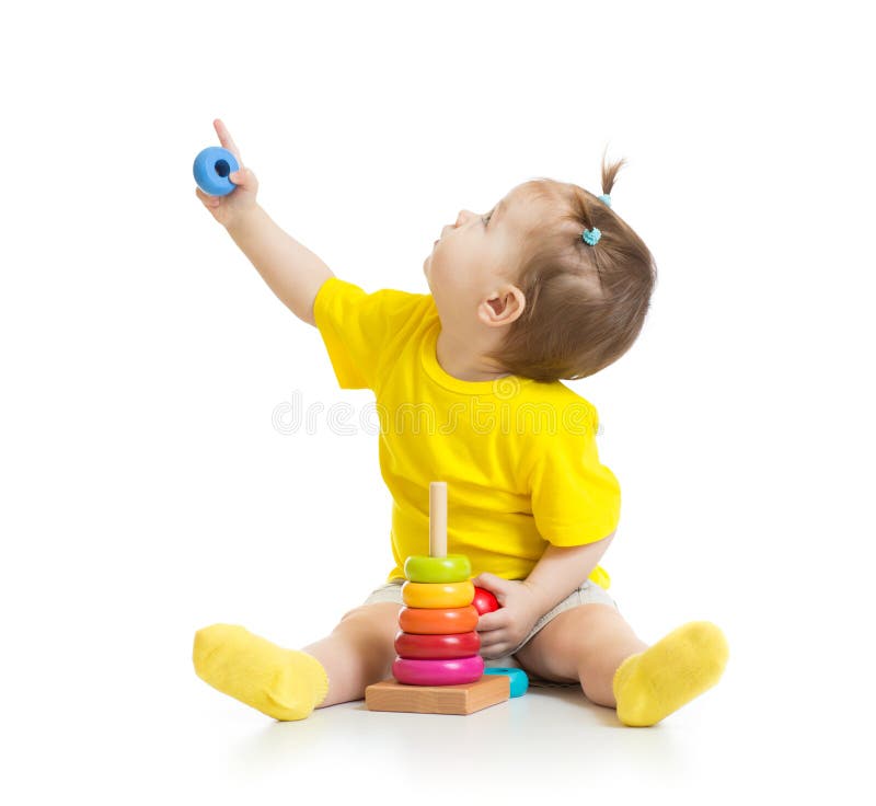 Младенец играя с красочной игрушкой и смотря вверх стоковые фотографии rf Младенец играя с красочной игрушкой и смотря вверх стоковые фотографии rf