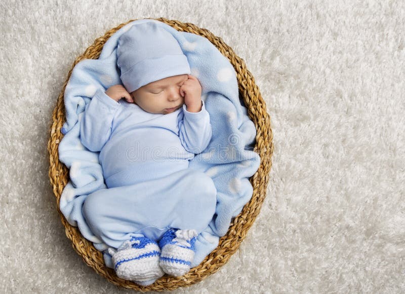 Младенец спать, Newborn корзина сна ребенк, ребенок новорожденного уснувший стоковое фото