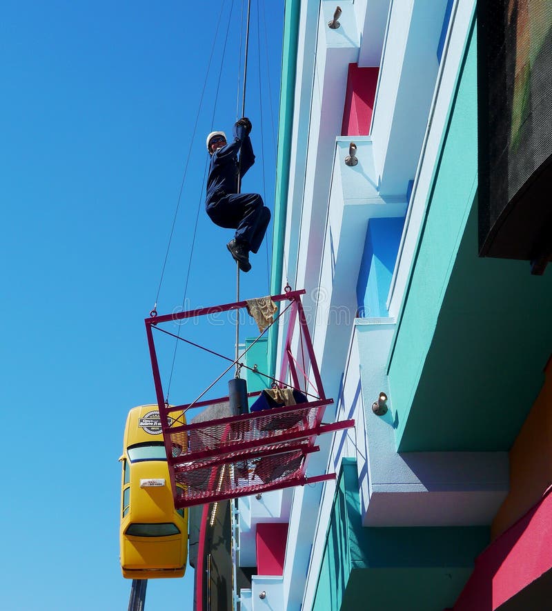 ?annequin escaladant un mur d'hôtel en Clifton Hill, chutes du Niagara photo stock ?annequin escaladant un mur d'hôtel en Clifton Hill, chutes du Niagara photo stock