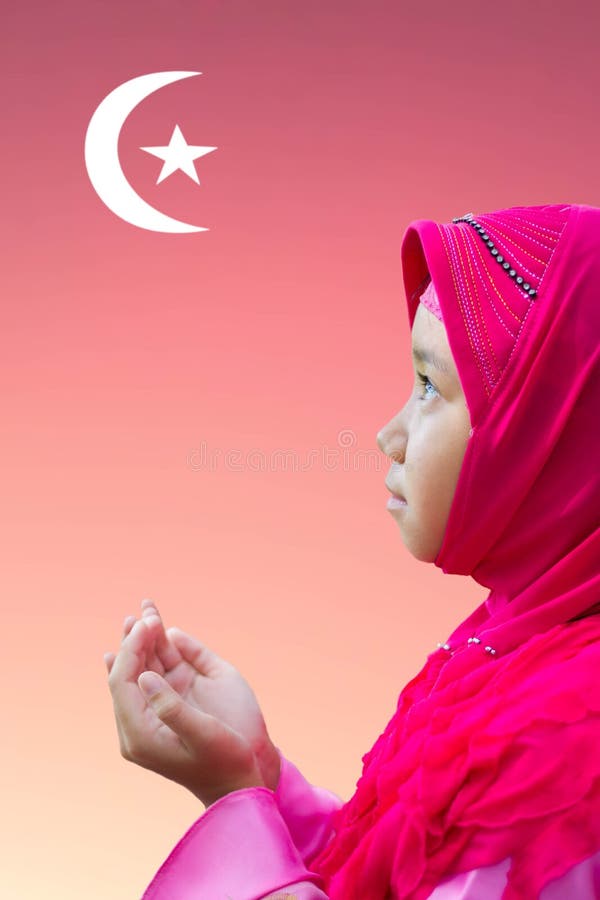 Маленькая азиатская мусульманская девушка ребенк в prayi scraft розового hijab мусульманском стоковое изображение Маленькая азиатская мусульманская девушка ребенк в prayi scraft розового hijab мусульманском стоковое изображение
